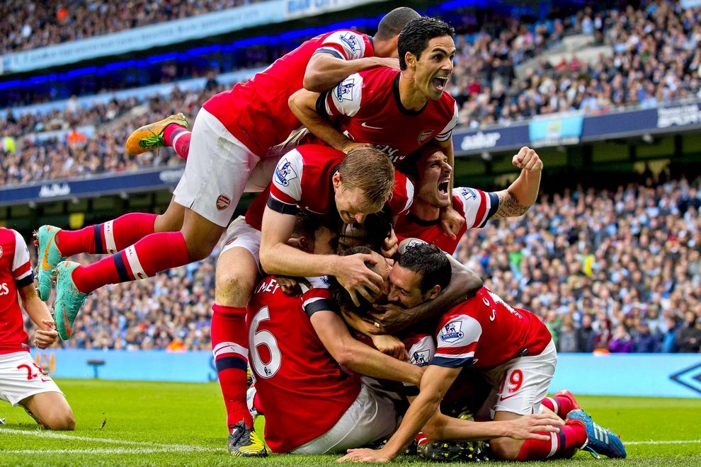 Футболисты «Арсенала» празднуют забитый мяч, который позволил им спастись в матче против «Манчестер Сити» на «Этихад Стэдиум» в Манчестере, Англия.