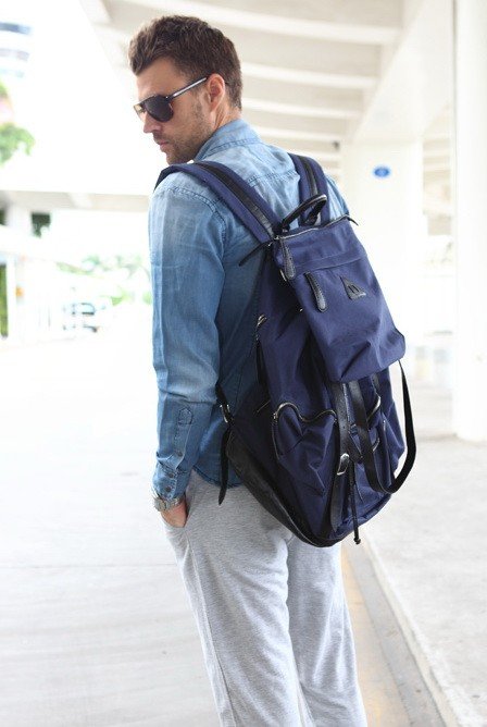 Картинки brodude.ru на тему мужских сумок. мужик с рюкзаком