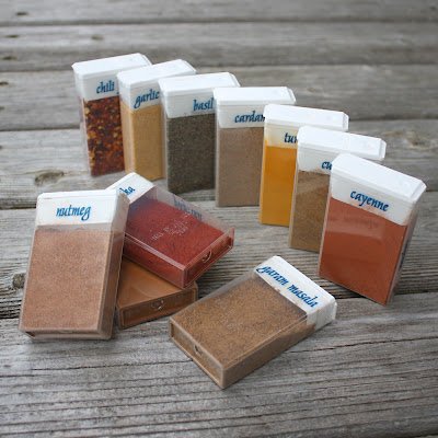 Используй коробки Тик-Taк, чтобы хранить  соль и другие специи