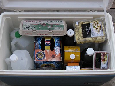 Запасись  бутылками с замороженной водой в своем походном холодильнике