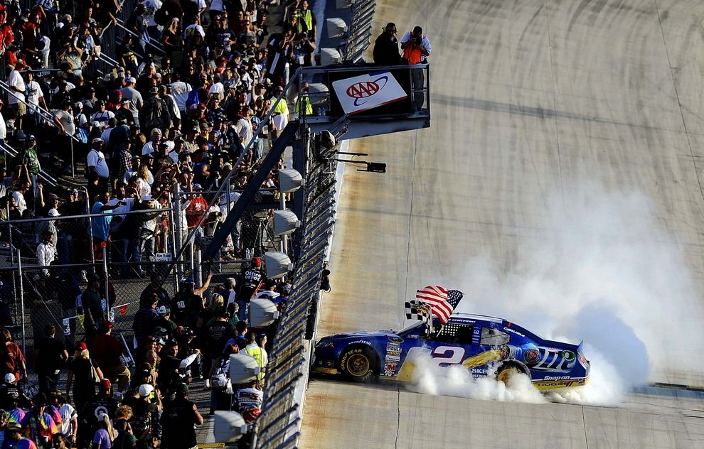 Чувак Брэд Кеселовски (Brad Keselowski) демонстрирует публике трюки после победы в гонке класса NASCAR Sprint Cup Series на трассе «Довер Интернешнл Спидвей», Довер, штат Делавэр, США. 