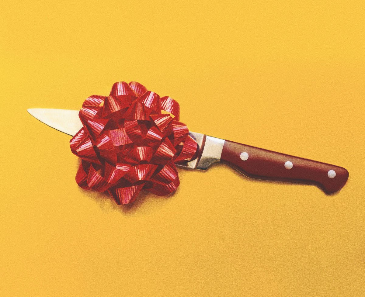 Красивый нож в подарок. Что делать если подарили нож. Охотничий нож лес. Анекдоты про ножи. Что делать если подарили нож на новый год.