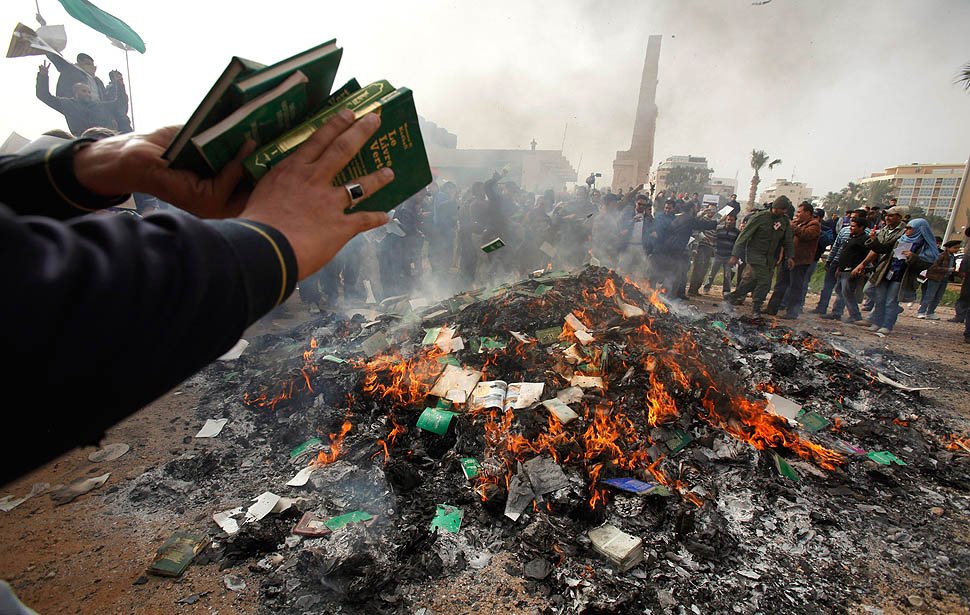 Anti-government demonstrators burn copies of the Green Book next to the Green Book Studies Center in Benghazi March 2, 2011. REUTERS/Asmaa Waguih (LIBYA - Tags: CIVIL UNREST POLITICS)