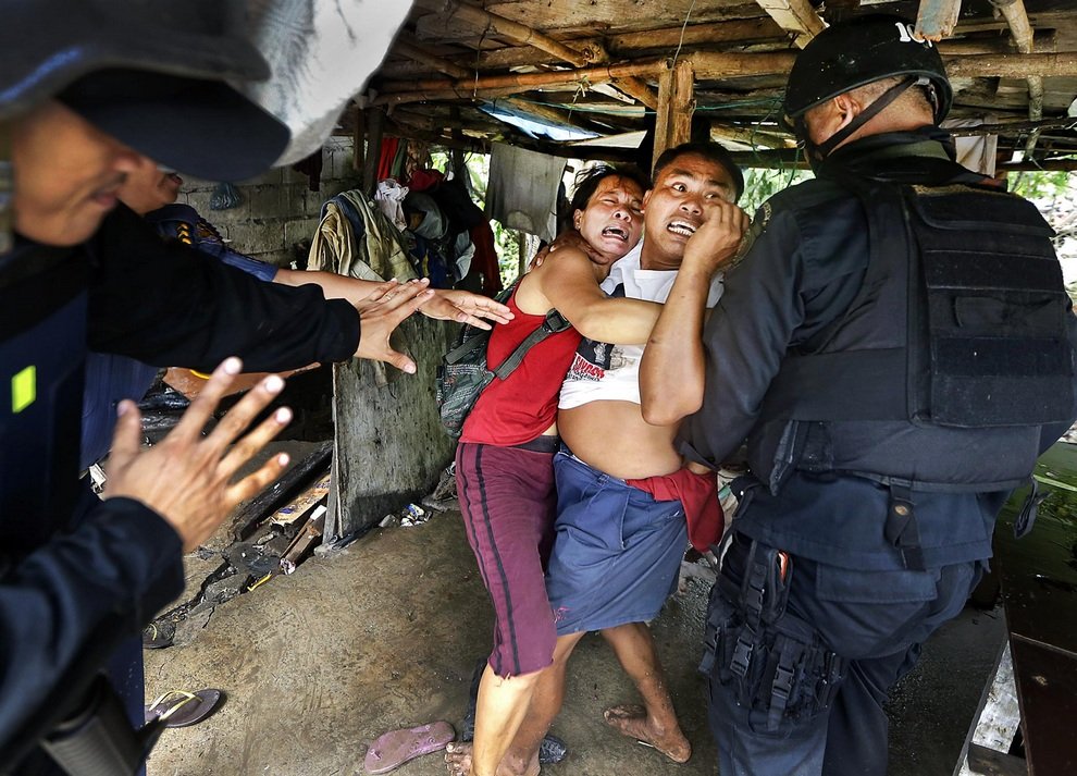 Филиппинская полиция и спецназ проводят аресты в незаконных трущобах Тагига, Филиппины. Местные жители — бывшие военные и служащие полиции — должны покинуть свои лачуги, потому что здесь планируют построить новые кварталы.