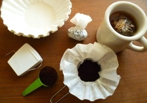 Мешочки кофе, сделанные из кофейных фильтров и зубной нити