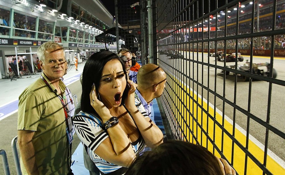 Певица Кэти Перри наблюдает за перипетиями Гран-при Сингапура в классе «Формула-1».