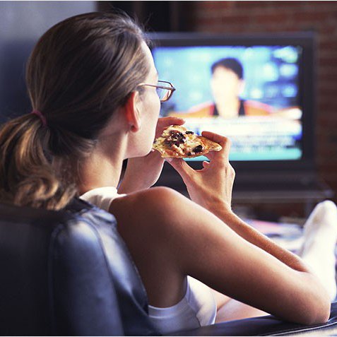 почему вредно есть перед телевизором