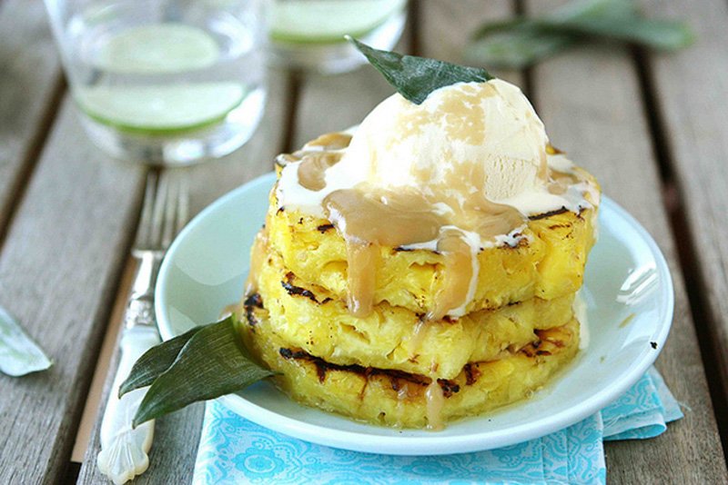 На гриле можно приготовить вкусный десерт, например кусочки ананаса с соусом из коричневого сахара,  после приготовления сверху можно выложить мороженое