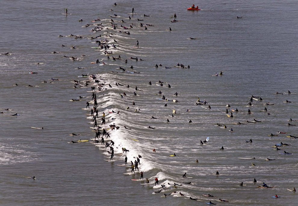 Сёрферы, желающие установить рекорд по количеству сёрферов на одной волне одновременно, Кейптаун, Южная Африка.
