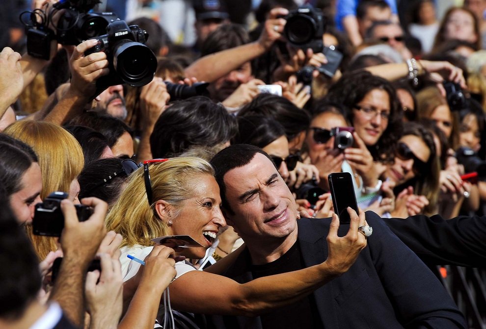 Прославленный актёр Джон Траволта фотографируется с фанатами после презентации фильма «Особо опасны» на кинофестивале в Сан-Себастьяне, Испания.