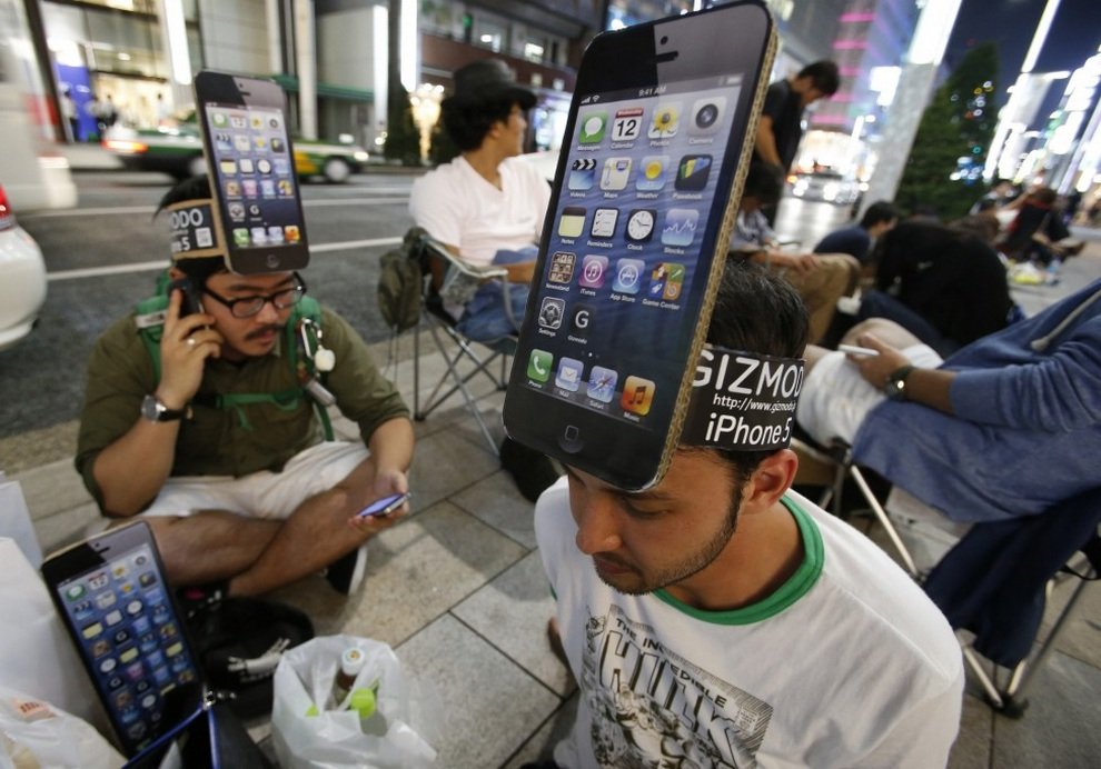 Люди стоят в очереди за новым iPhone 5 у магазина Apple Store Ginza в Токио, Япония. Для многих людей гаджеты Apple превратились в настоящий фетиш, и они непременно хотят получить их первыми. 