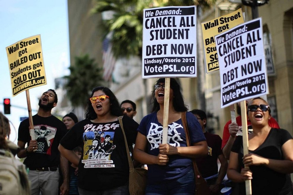 Студенты протестуют против роста цен на студенческие кредиты, Голливуд, Лос-Анджелес, США. Они также призывают к сокращению долгов, ссылаясь на операции по спасению банков. 