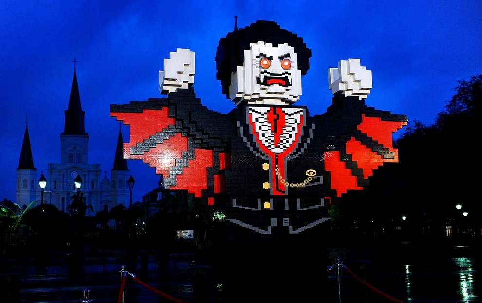 Гигантская фигурка Дракулы из LEGO в Новом Орлеане, штат Луизиана, США. До Хэллоуина остался ровно месяц, но американцы уже вовсю готовятся к своему любимому празднику.