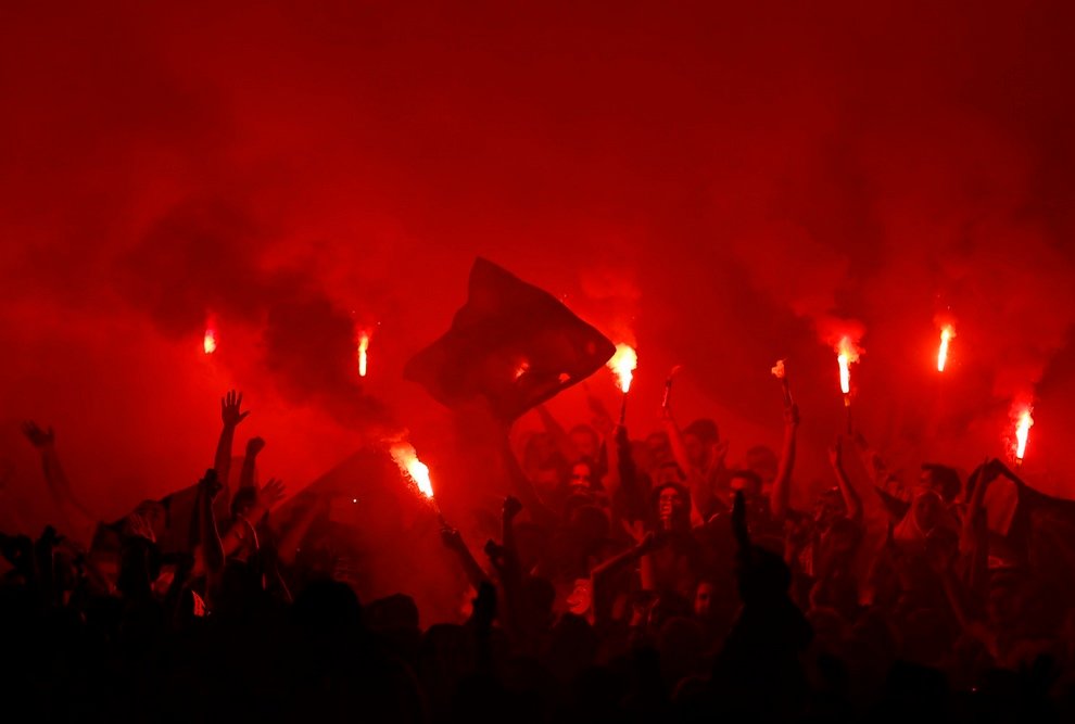 Фанаты «Фенербахче» поддерживают свою команду в матче против «Марселя» на стадионе «Шюкрю Сараджоглу», Стамбул, Турция. Вчера прошли первые матчи группового этапа Лиги Европы. 